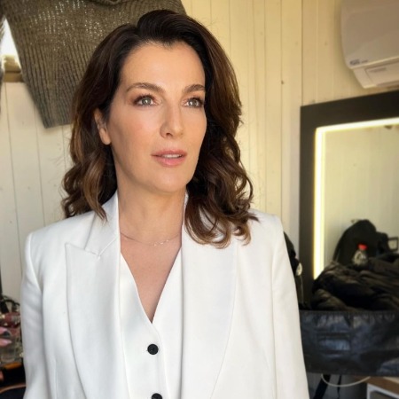 Ayelet Zurer in her fancy outfit.